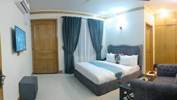 Deluxe Room | Iron/ironing board, free WiFi