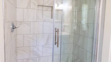 Douche, sĂšche-cheveux, serviettes fournies, savon