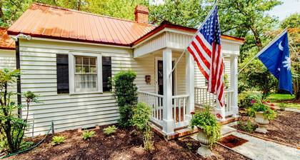 Historic Cottage - At Hopelands Gardens close to Hitchcock Woods (Remodeled)