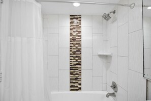 Een douche, een haardroger, handdoeken, shampoo