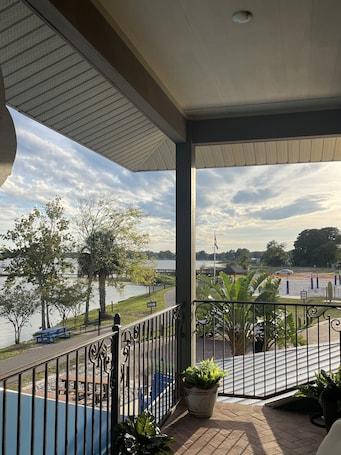 Property grounds. Kalua Lake Loft ! 1 Bedroom - 1.5 Bath Overlooking Lake Dora