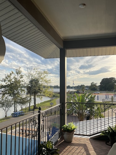Kalua Lake Loft !   1 Bedroom - 1.5 Bath Overlooking Lake Dora