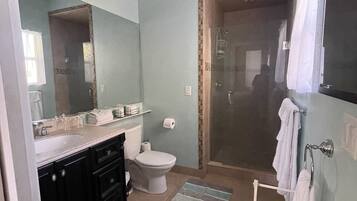 Toallas, jabón, papel de baño
