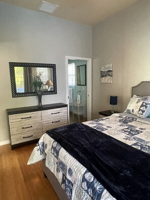 Desk, free WiFi, bed sheets - Kalua Lake Loft !   1 Bedroom - 1.5 Bath Overlooking Lake Dora (Tavares)