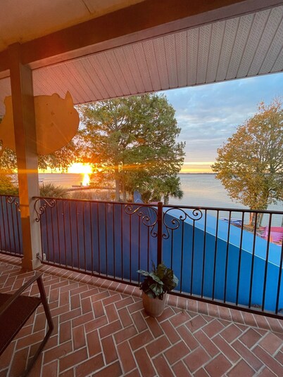 Kalua Lake Loft !   1 Bedroom - 1.5 Bath Overlooking Lake Dora