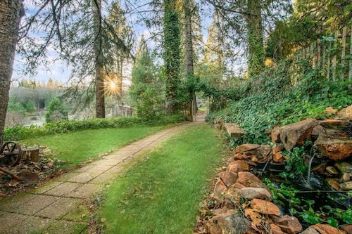 Adorable Miner's Cabin on 8 acre Pear Orchard