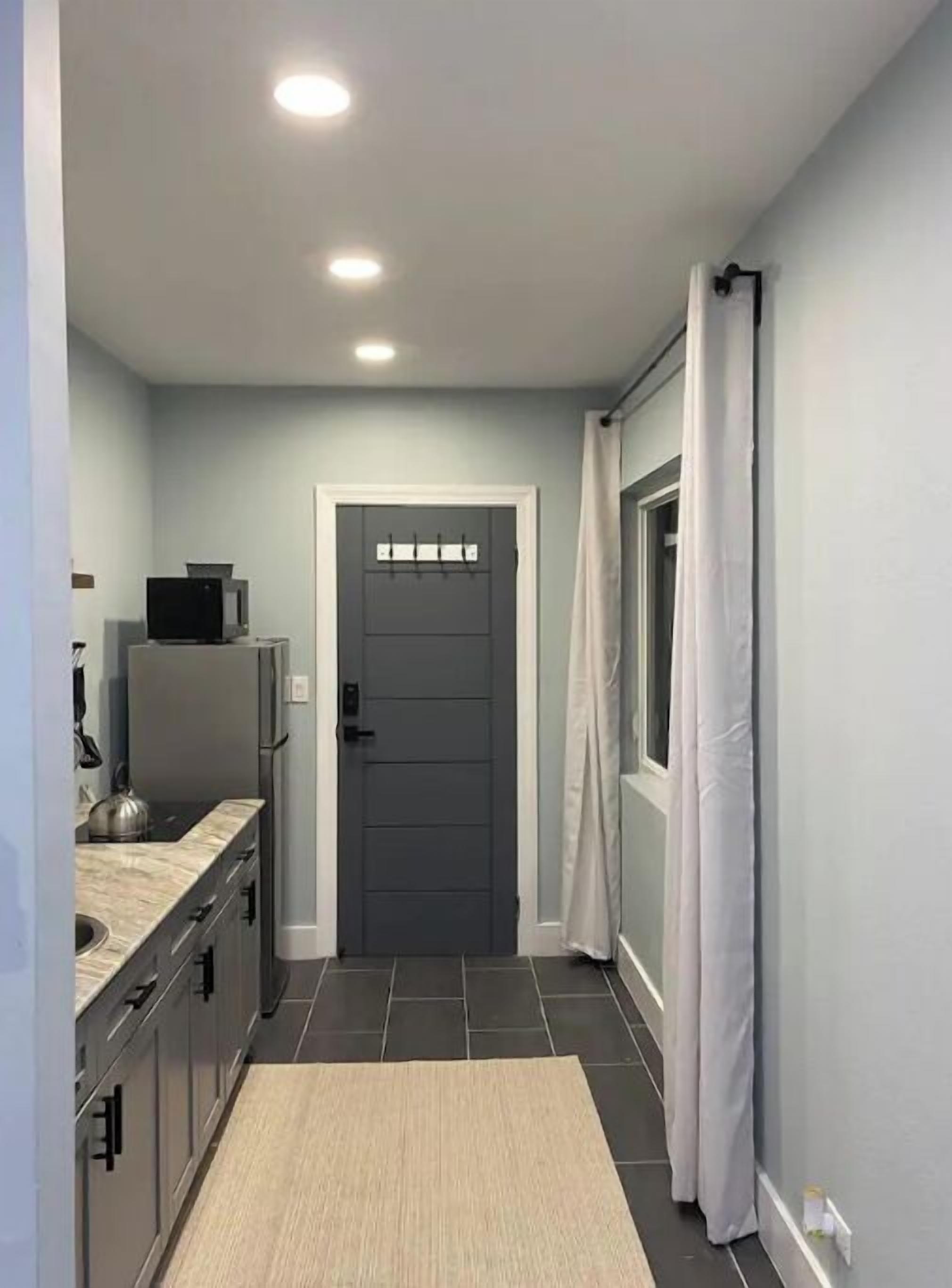 Kühlschrank, Mikrowelle, Herdplatte, Wasserkocher mit Kaffee-/Teezubehör