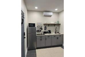 Køleskab, mikrobølgeovn, kogeplade, kaffe-/temaskine