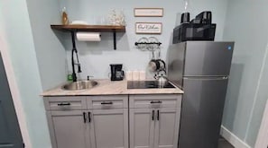 Refrigerador, microondas, parrilla de estufa y cafetera y tetera