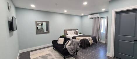 1 室のベッドルーム、セーフティボックス (室内)、アイロン / アイロン台、旅行用ベビーベッド