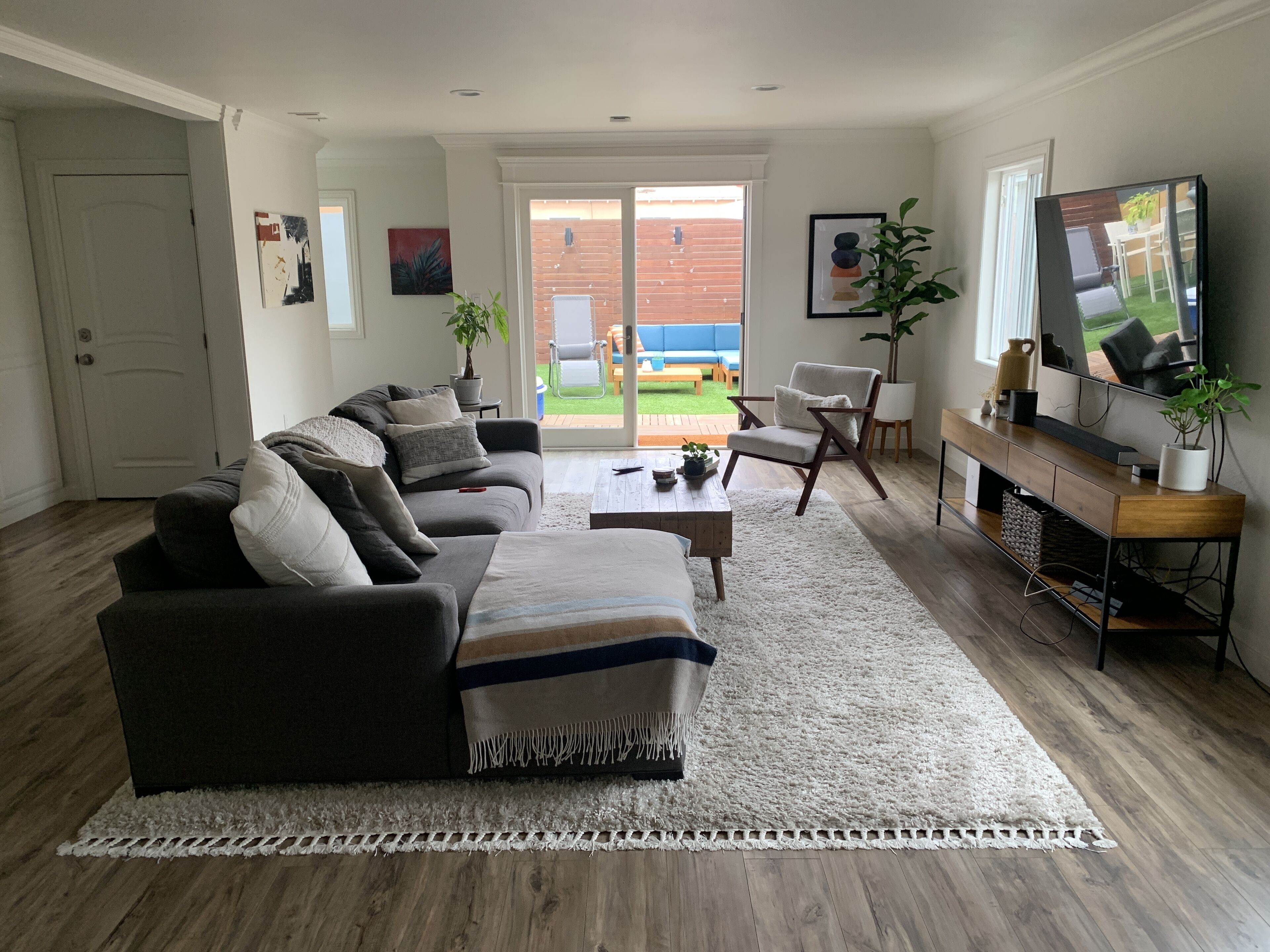 Sun Flooded 3-Bedroom Home with Relaxing Yard and Grill