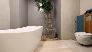 Villa | Bathroom | Separate bathtub and shower, deep-soaking bathtub, free toiletries