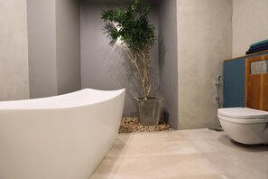 Villa | Bathroom | Separate bathtub and shower, deep-soaking bathtub, free toiletries - Villa Ananta - 2 Bedrooms With Pool (Hikkaduwa)