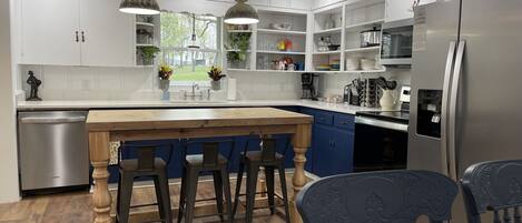 冷蔵庫、電子レンジ、オーブン、コンロ