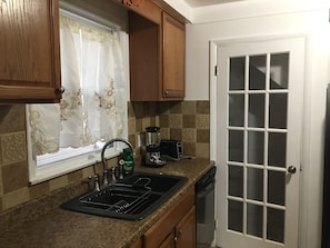 Fridge, microwave, oven, stovetop - MO'S WHITE HOUSE (Dearborn)