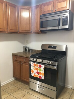 ثلاجة، ميكروويف، فرن، موقد طهي مسطح