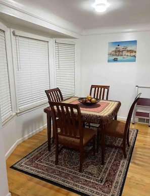 Dining - MO'S WHITE HOUSE (Dearborn)