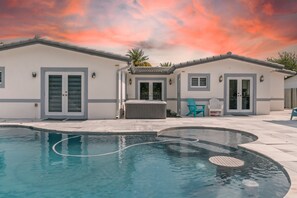 Alberca al aire libre y alberca climatizada