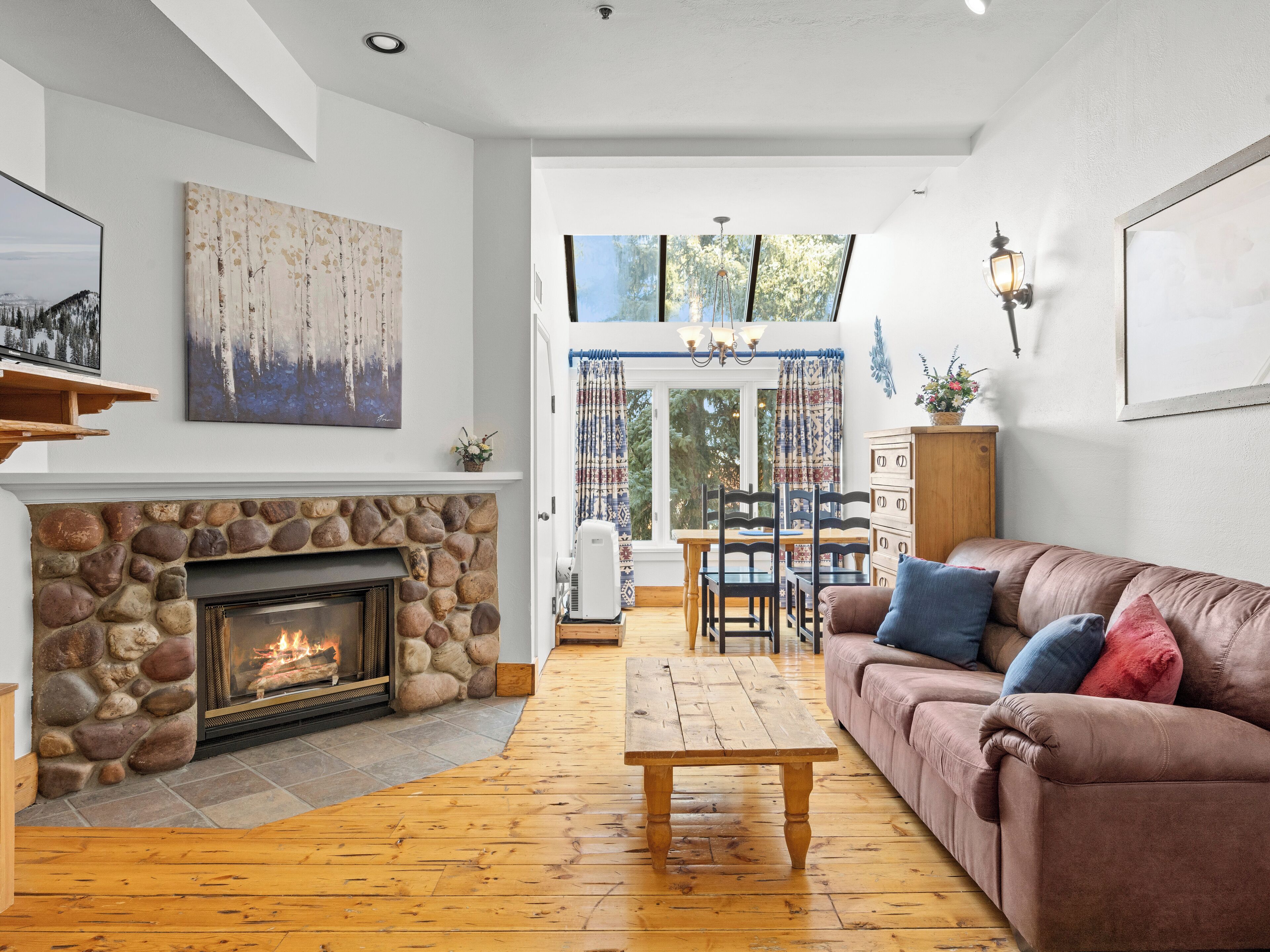 Smart TV, fireplace, DVD player