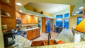 Geladeira, micro-ondas, fogão, cooktop