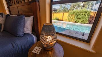 3 quartos, escrivaninha, ferros/tábuas de passar roupa, berço de viagem