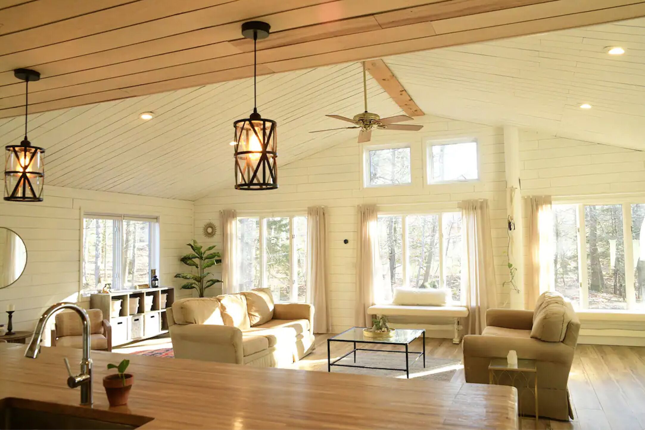 Peaceful Open Concept 10 mins to Beach