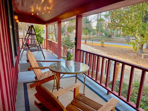 Big Red Columbia Living near DT, USC, Ft. J! Pets!