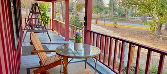 Historic Farmhouse King Master near DT, USC, Ft. J! Pets!