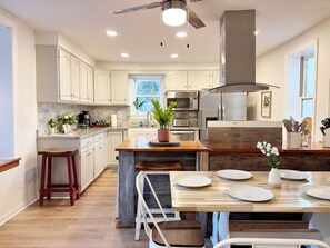 Kjøleskap, mikrobølgeovn, ovn og kokeplater