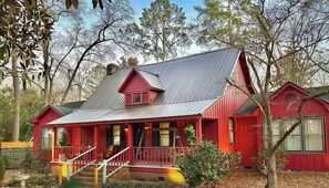 Exterior - Historic Farmhouse King Master near DT, USC, Ft. J! Pets! (West Columbia)