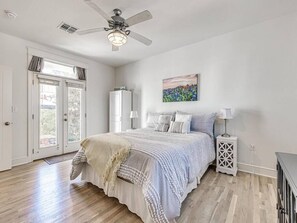 3 bedrooms, WiFi, bed sheets - Charming Twinkle Lane Cottage (Carlton Landing)
