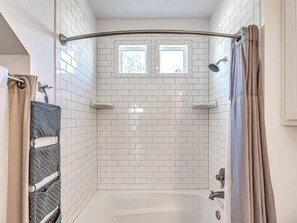 Combined shower/bathtub, hair dryer, towels - Charming Twinkle Lane Cottage (Carlton Landing)