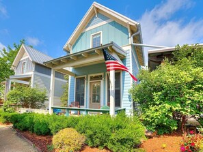 Exterior - Charming Twinkle Lane Cottage (Carlton Landing)