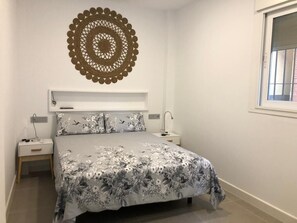 2 bedrooms, iron/ironing board, WiFi, bed sheets - House in Paseo Marítimo El Palo. Large and sunny terrace. Pets are welcome. (Málaga)