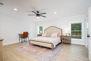4 bedrooms, desk, WiFi, bed sheets