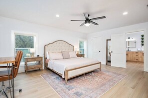 4 bedrooms, desk, WiFi, bed sheets