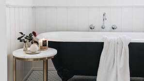 Bathtub, hair dryer - Picketts Cottage - perfect for 2 (BEECHWORTH)