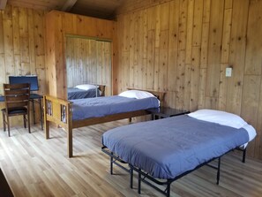 3 多间卧室、办公桌、免费 WiFi、床单