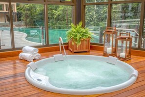 Indoor spa tub