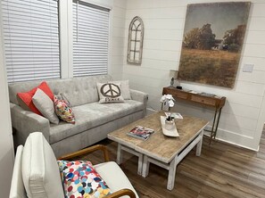 Smart TV - 1930's Bungalow steps away from Laurel's Historic District! (Laurel)