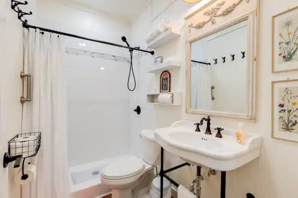 Regadera, secadora de cabello, toallas, jabón 