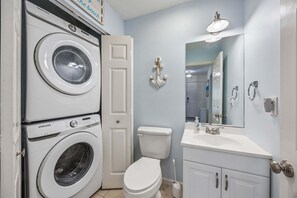 Combined shower/tub, hair dryer, towels - Sun, Surf, & Sports: Your Ultimate Getaway (Fernandina Beach)