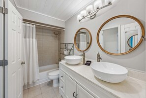 Combined shower/tub, hair dryer, towels