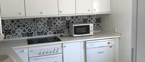 Refrigerador, microondas, horno, placa de cocina