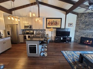 Fridge, microwave, oven, stovetop - Val d' Sol—Unbeatable Downtown Ketchum Location (Sun Valley)
