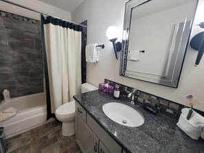 Ensemble douche/baignoire, sèche-cheveux