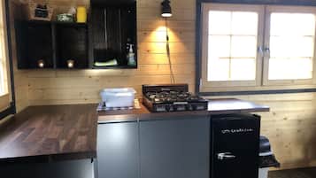 Jääkaappi, liesi, vedenkeitin, keittoastiat/astiat/ruokailuvälineet