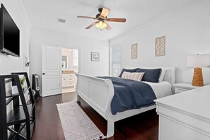 5 habitaciones, escritorio y tabla de planchar con plancha