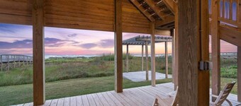 Beachfront | Hot Tub | 5 Rooms | Private Walkover