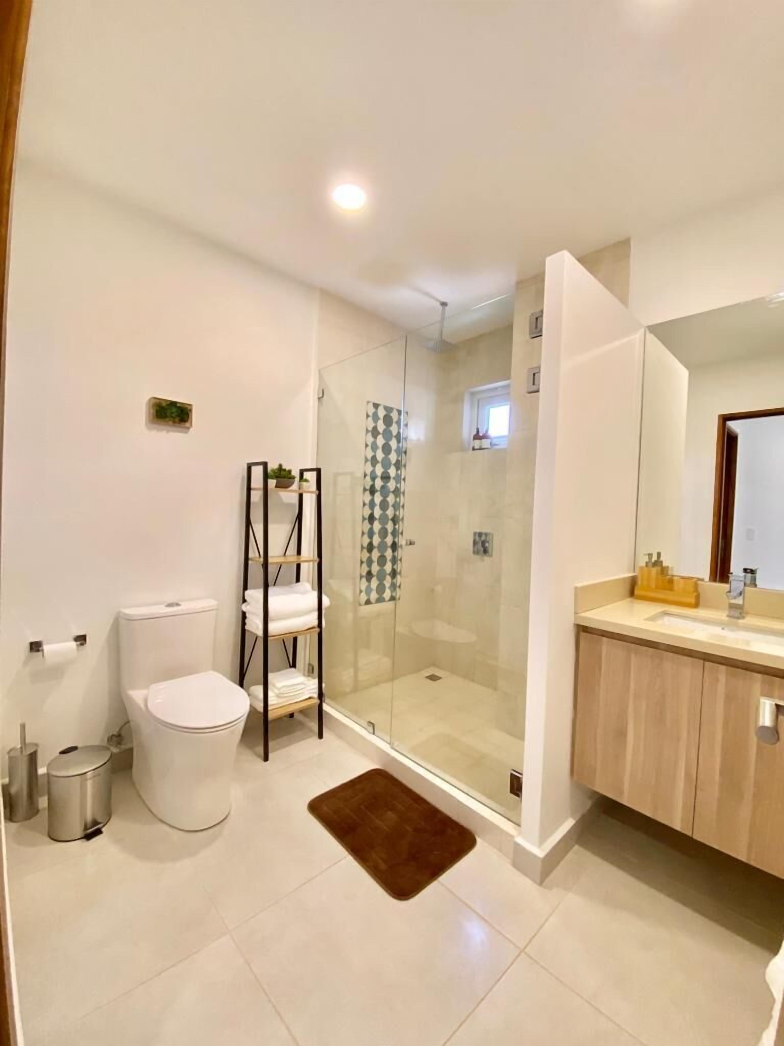Baignoire, articles de toilette écologiques, séchoir à cheveux